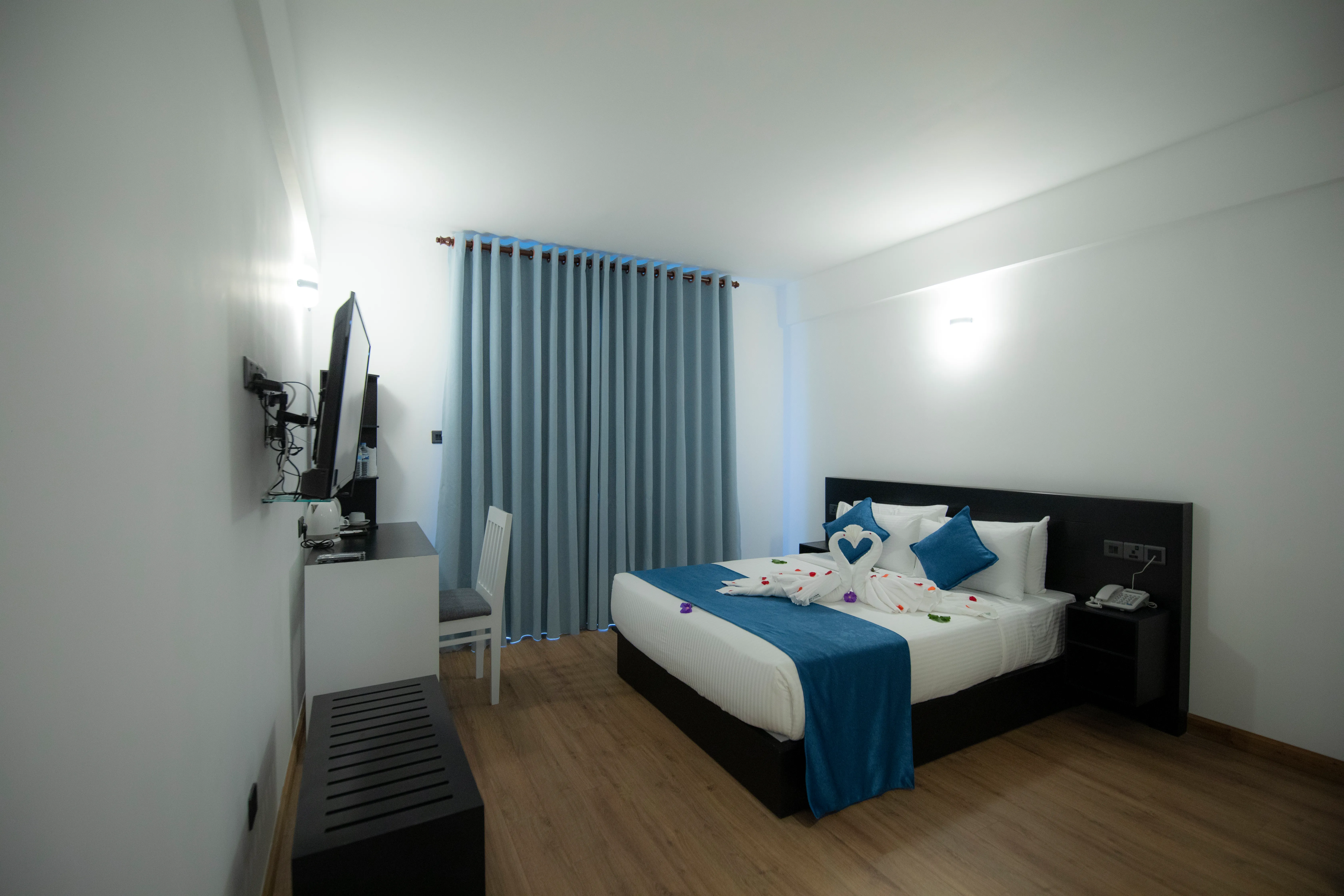 Hotelzimmer mit Bett und Fernseher